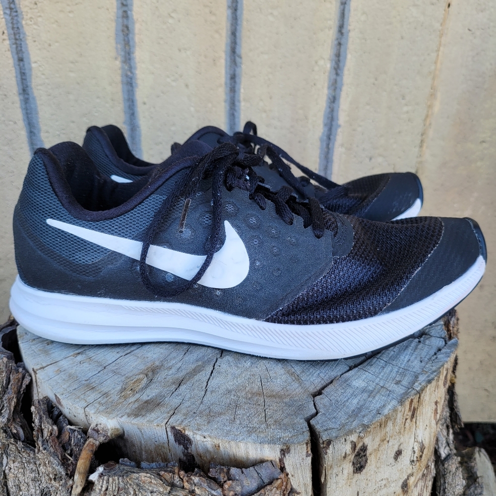 BLACK NIKE DOWNSHIFTER7 WOMANS SHOES SIZE 7